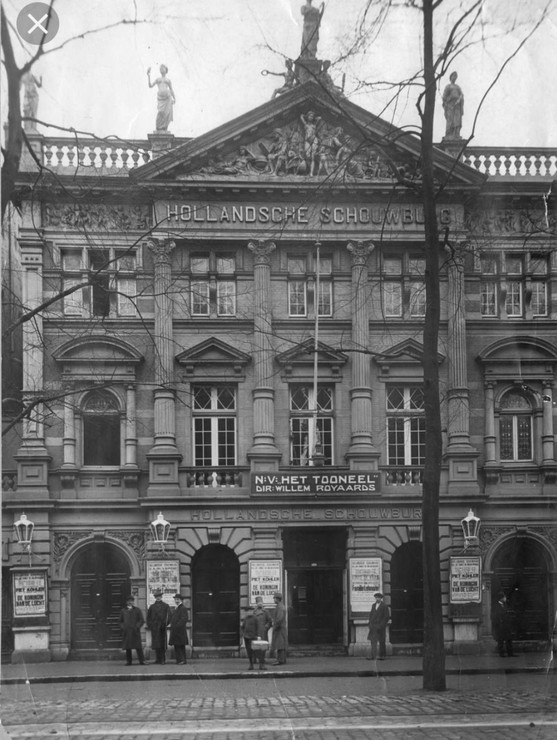 De Hollandsche Schouwburg te Amsterdam met het bord van N.V. Het Tooneel onder directie van Willem Royaards