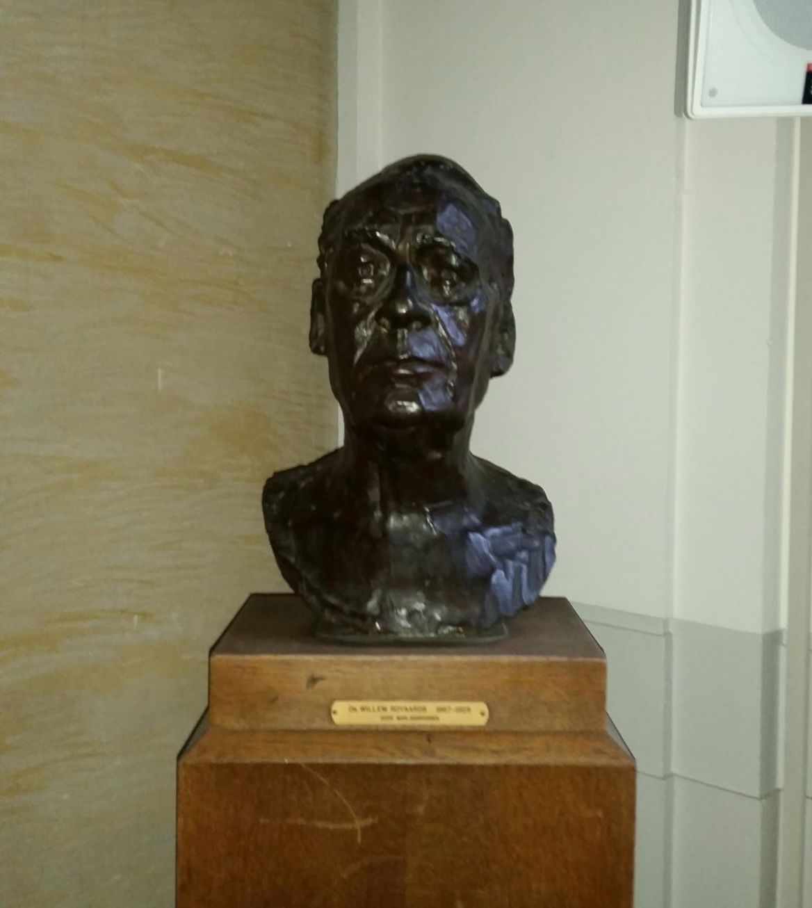 Bronzen buste van Willem Royaards in de Stadsschouwburg Amsterdam