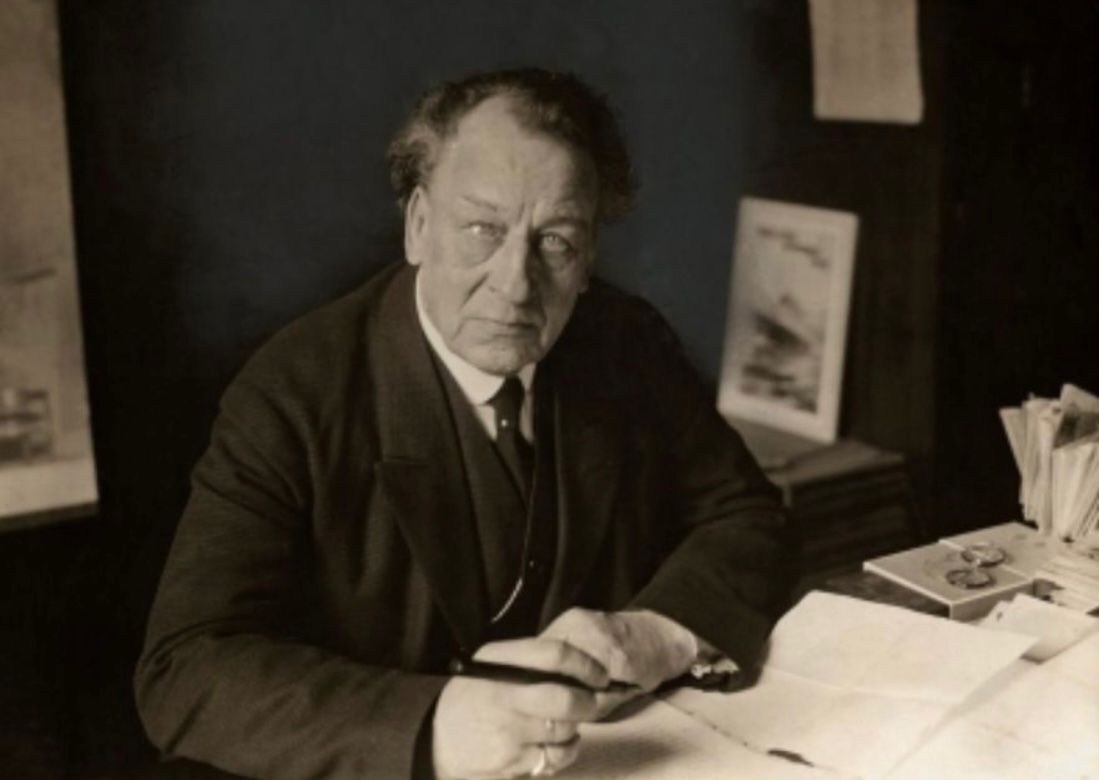 Willem Royaards aan zijn bureau, vermoedelijk omstreeks 1920