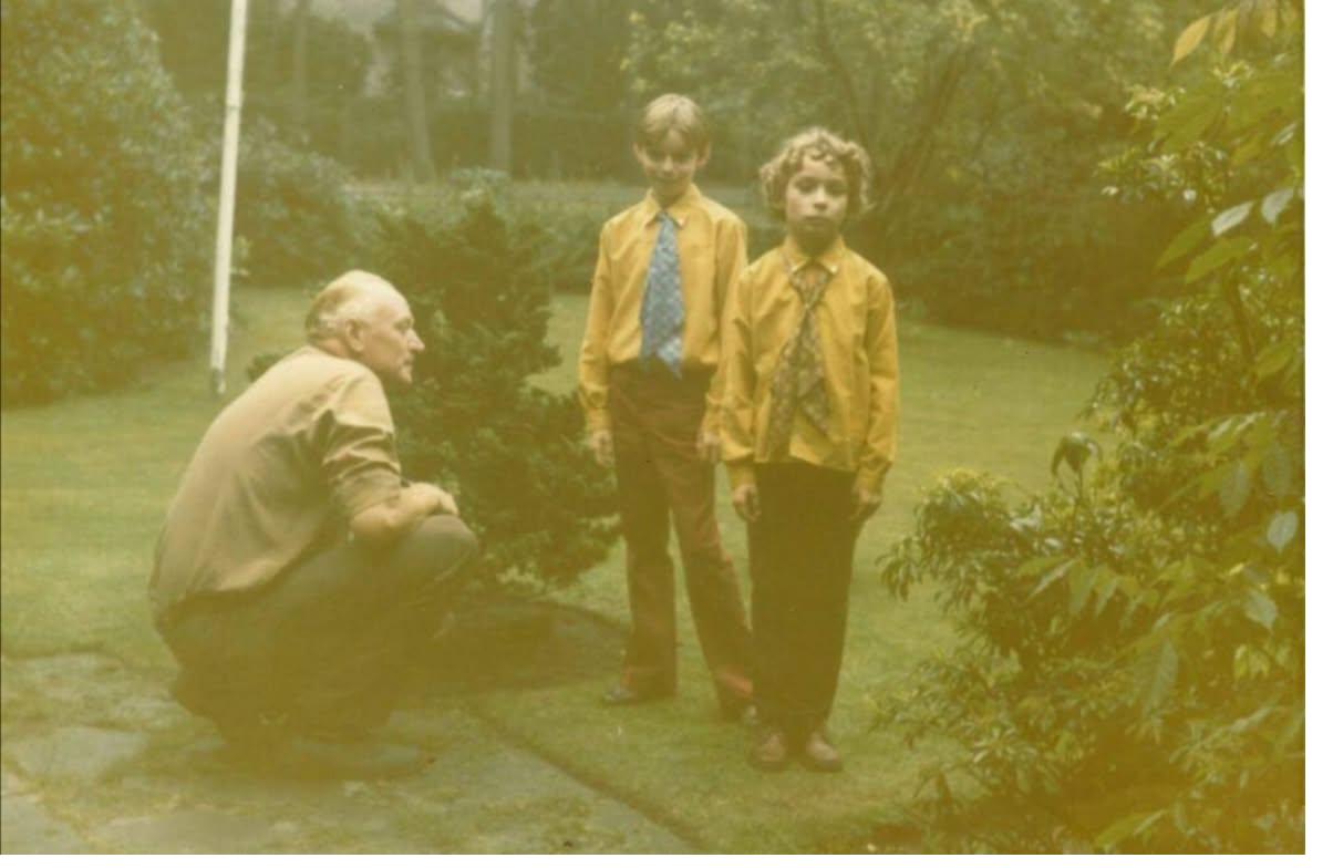 Willem en Joachim Royaards in de tuin bij Georgine Mirandolle in Baarn, ca. 1969-1970